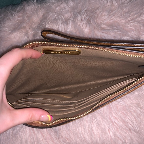 Michael Kors Jet Set Large Leather Zip Clutch - Picture 4 of 5